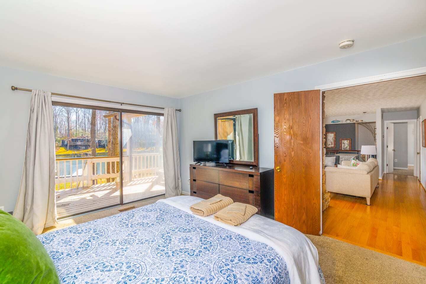 5 bedrooms, WiFi, bed sheets