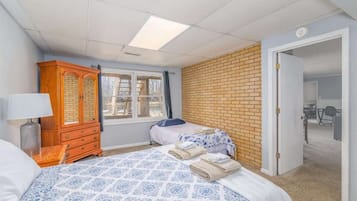 5 bedrooms, WiFi, bed sheets
