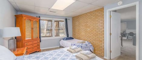 5 bedrooms, WiFi, bed sheets