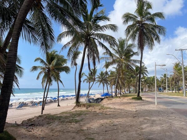 Beach - Beautiful beachfront penthouse, right on the sand, with a private barbecue area. (Salvador)