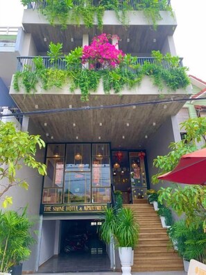 Exterior detail - The Shine Hotel & Apartment (Ngu Hanh Son)