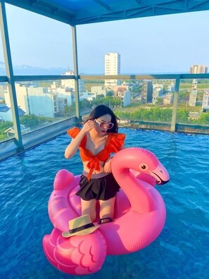 Outdoor pool, sun loungers - The Shine Hotel & Apartment (Ngu Hanh Son)