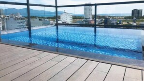 Kolam renang outdoor, dengan kursi berjemur
