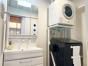 Hårtørrer, håndklæder, Sæbe, Toiletpapir