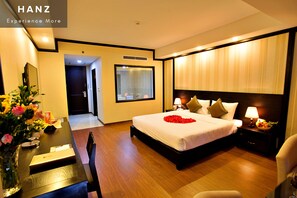 Meja kerja, ruang kerja ramah laptop, dan Wi-Fi gratis