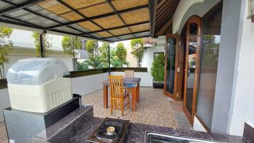 Apartment, Kitchenette, Pool View | Private kitchenette