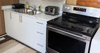 Cozy 3BR Home near Airport & Transit!