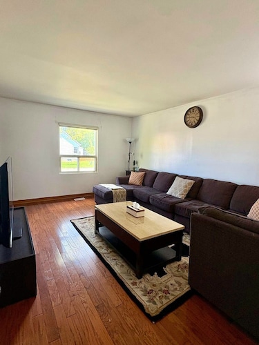 Cozy 3BR Home near Airport & Transit!