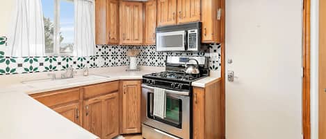 Mikrovågsugn, ugn, spishäll och diskmaskin