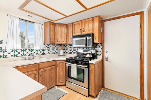 Cozy Swiss Chalet • Steps from Main St- Sleeps 5