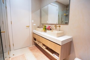 Shower, hair dryer, towels, soap - The Oak & Sand House|3BHK| Cosy stay (Modbury)