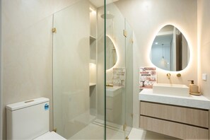 Dusche, Haartrockner, Handtücher, Seife