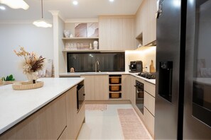 Een magnetron, een oven, een kookplaat, een vaatwasser