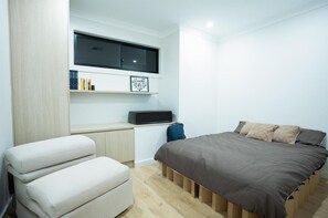 3 slaapkamers, een strijkplank/strijkijzer, internet, beddengoed