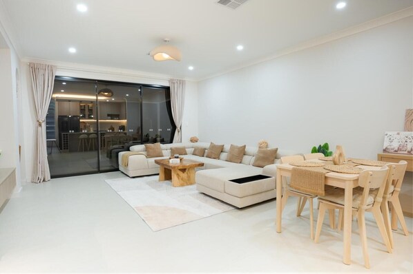 Een televisie en een open haard