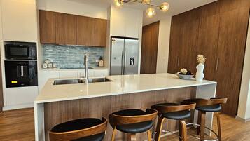 Mikrowelle, Ofen, Herdplatte, Geschirrspüler