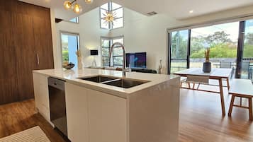 Microondas, horno, placa de cocina y lavavajillas