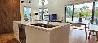 Architectural 4bedroom 2 1/2 Bathroom Townhouse, Woden CBD+WIFI+2 car garage