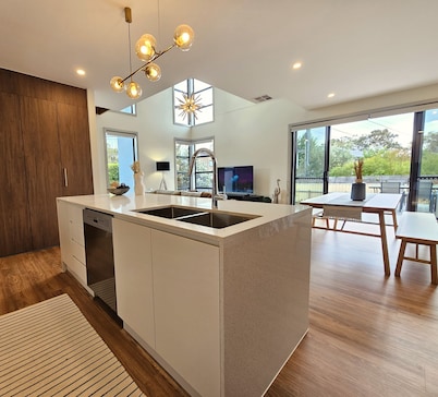 Architectural 4bedroom 2 1/2 Bathroom Townhouse, Woden CBD+WIFI+2 car garage