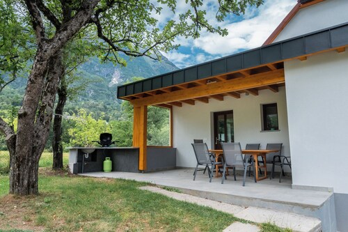 3-bedroom apartment with stunning mountain views and a large private terrace