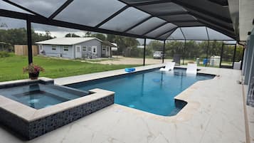 Een buitenzwembad, een verwarmd zwembad