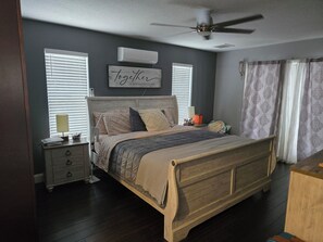 4 bedrooms, desk, free WiFi, bed sheets