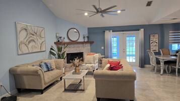 Een smart-tv en een stereo