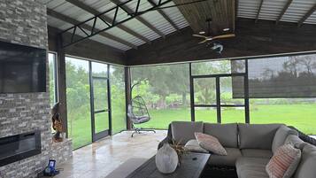 Een smart-tv en een stereo