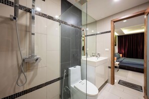 Basic-Apartment, Balkon | Badezimmer | Dusche, Haartrockner, Handtücher, Toilettenpapier