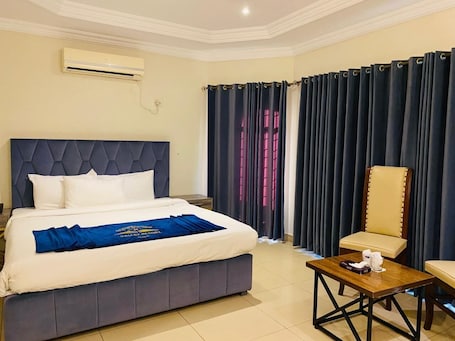 9 室のベッドルーム、アイロン / アイロン台、WiFi、ベッドシーツ. Travel Lodge Islamabad F-8