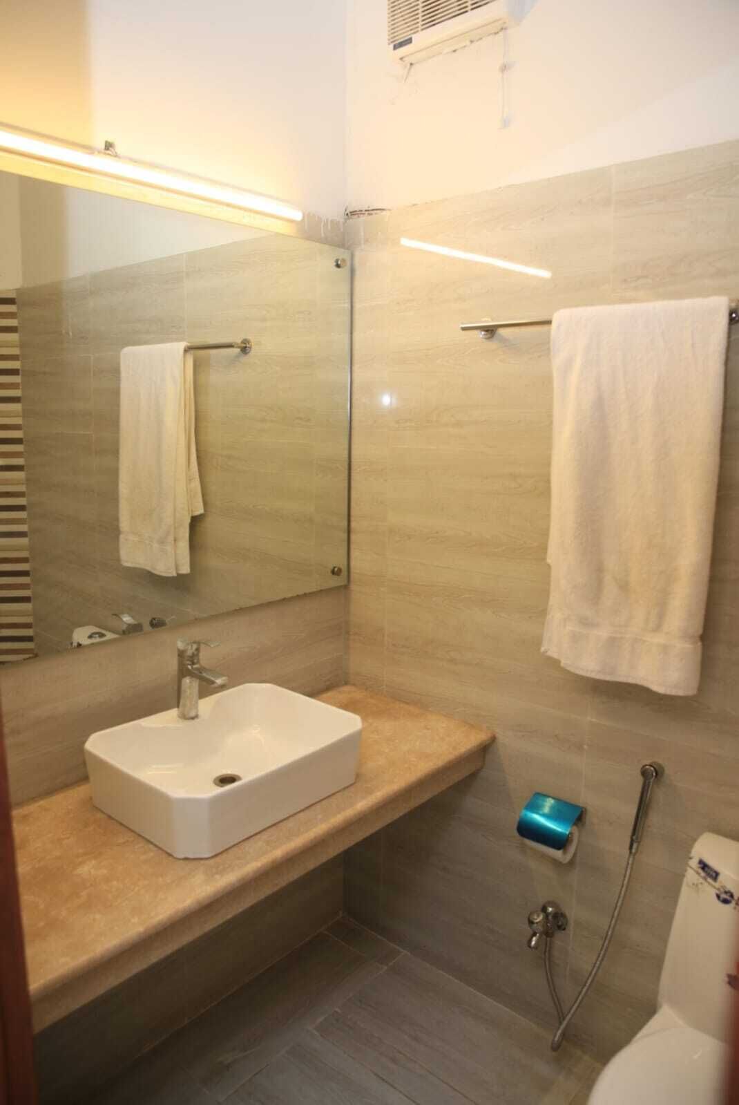 Hårføner, bidé, håndklær og såpe