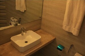 Haartrockner, Bidet, Handtücher, Seife