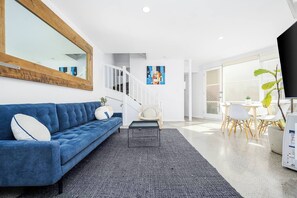 TV - Leafy 3BR Kensington Escape I Park Views & Parking (Kensington)