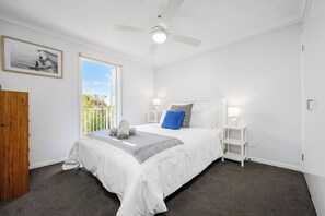 3 bedrooms, iron/ironing board, travel cot, WiFi - Leafy 3BR Kensington Escape I Park Views & Parking (Kensington)