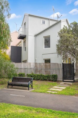 Exterior - Leafy 3BR Kensington Escape I Park Views & Parking (Kensington)