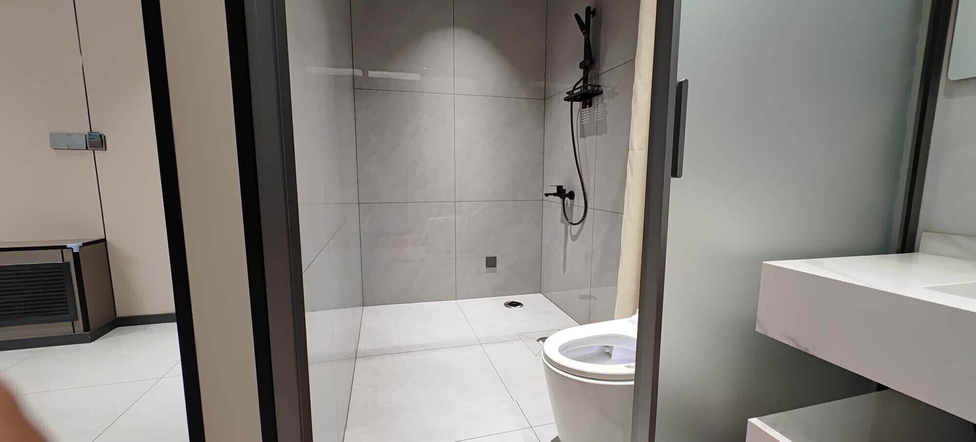 Habitación Business cuádruple, vistas al patio | Ducha del cuarto de baño