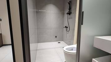 Habitación Business cuádruple, vistas al patio | Ducha del cuarto de baño