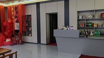 Business Quadruple Room, Courtyard View | Living room