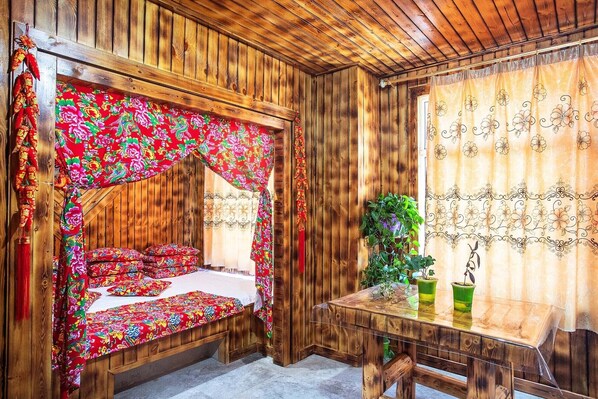 Tripla Signature, vista cortile | Postazione laptop, Wi-Fi gratuito