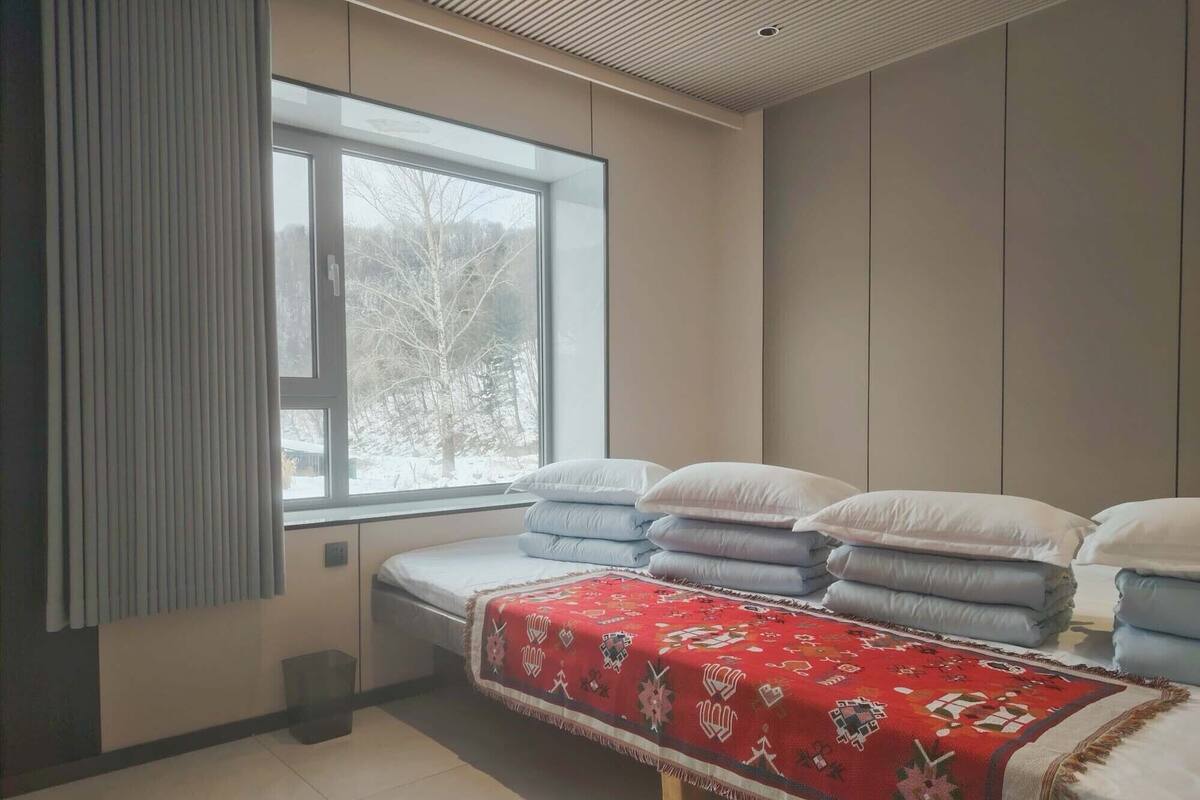 Habitación Business cuádruple, vistas al patio | Espacio para trabajar con un portátil y wifi gratis