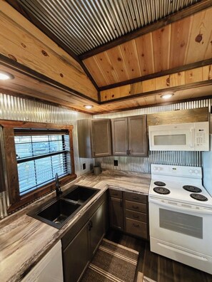 Kjøleskap, mikrobølgeovn, ovn og kokeplater