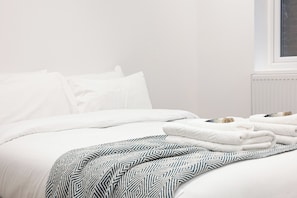 2 habitaciones, tabla de planchar con plancha, wifi y ropa de cama