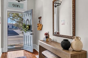 Interior - Walk to Iconic Forsyth Park! + Off Street Pkg-KingBed-1GBWfi-SmTV-FullKitch-W/D (Savannah)