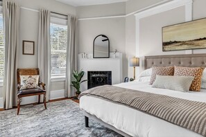 3 bedrooms, iron/ironing board, WiFi, bed sheets - Walk to Iconic Forsyth Park! + Off Street Pkg-KingBed-1GBWfi-SmTV-FullKitch-W/D (Savannah)