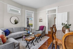 TV - Walk to Iconic Forsyth Park! + Off Street Pkg-KingBed-1GBWfi-SmTV-FullKitch-W/D (Savannah)