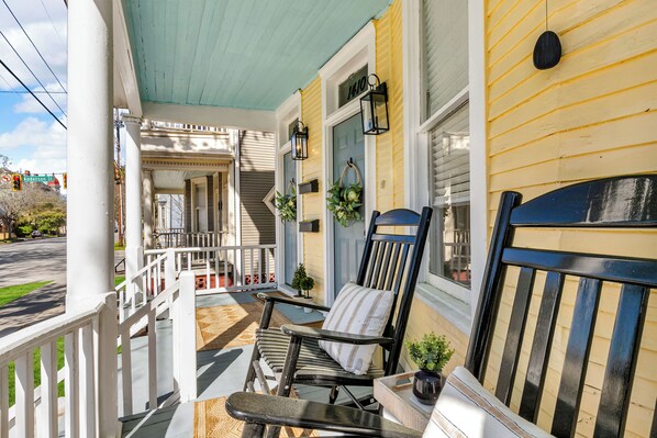 Terrace/patio - Walk to Iconic Forsyth Park! + Off Street Pkg-KingBed-1GBWfi-SmTV-FullKitch-W/D (Savannah)