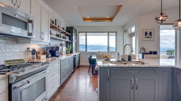 Een koelkast, een magnetron, een oven, een kookplaat