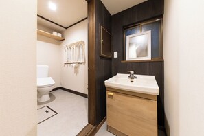 Douche, sèche-cheveux, bidet, serviettes fournies