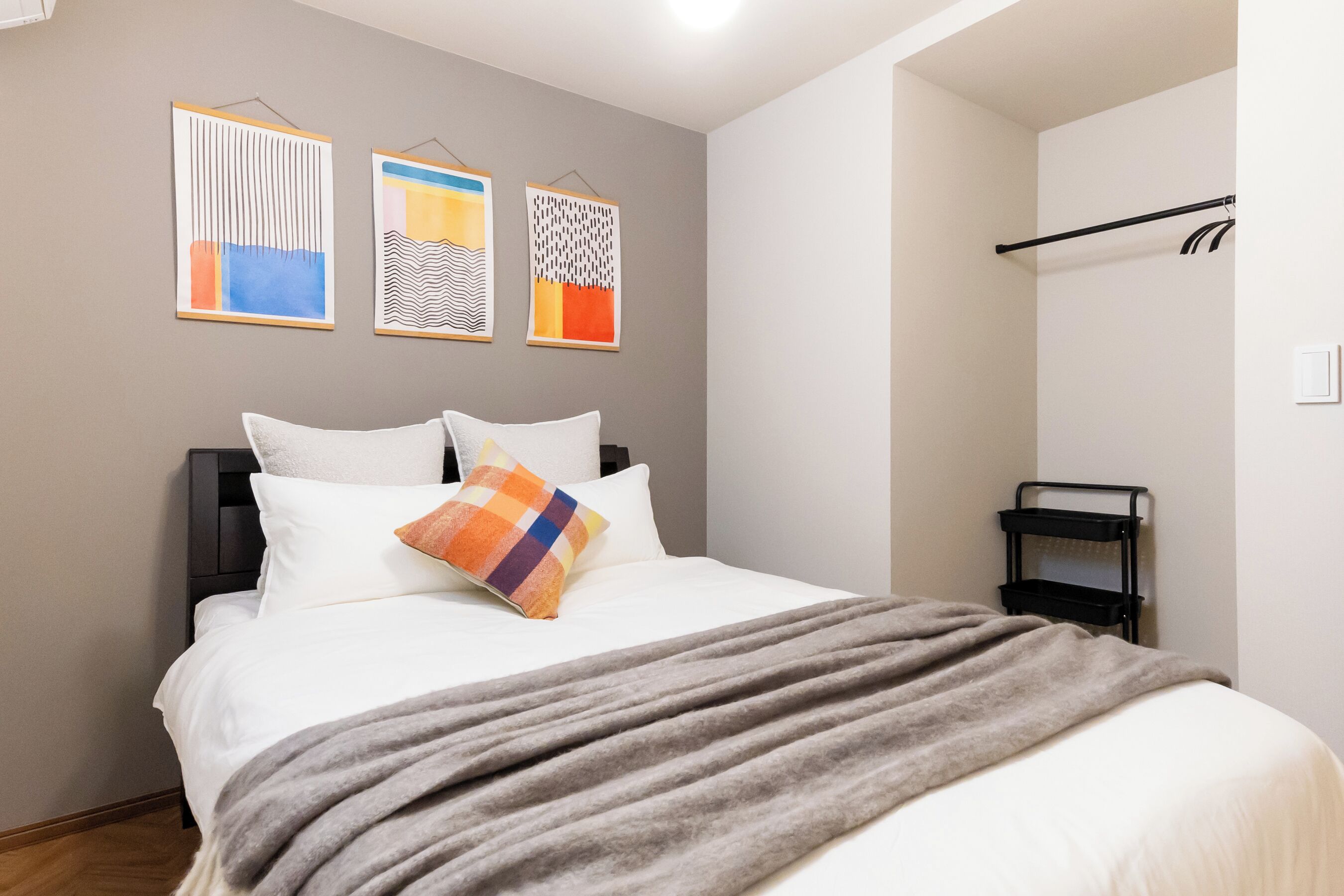 5 bedrooms, iron/ironing board, WiFi (free), bed sheets