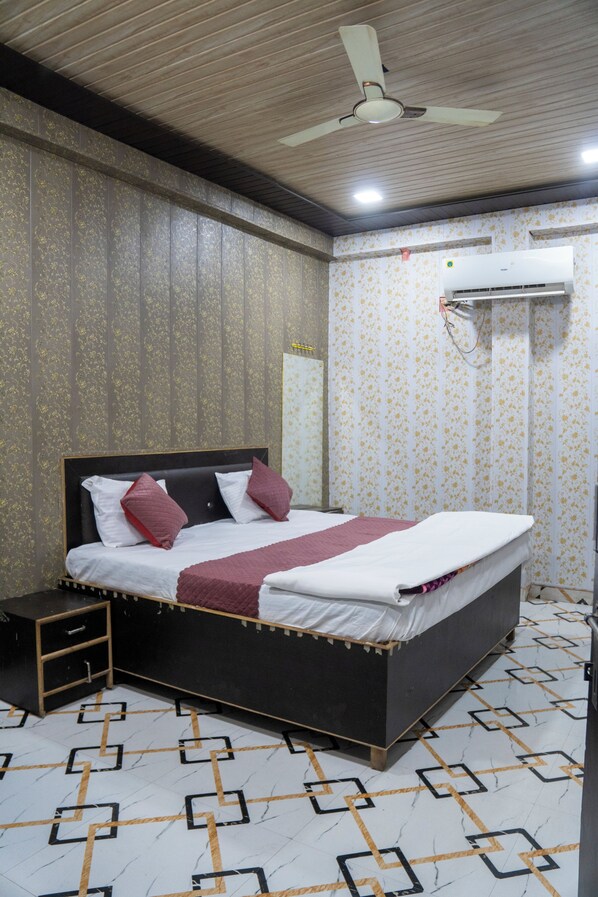 Deluxe Room | Desk, free WiFi